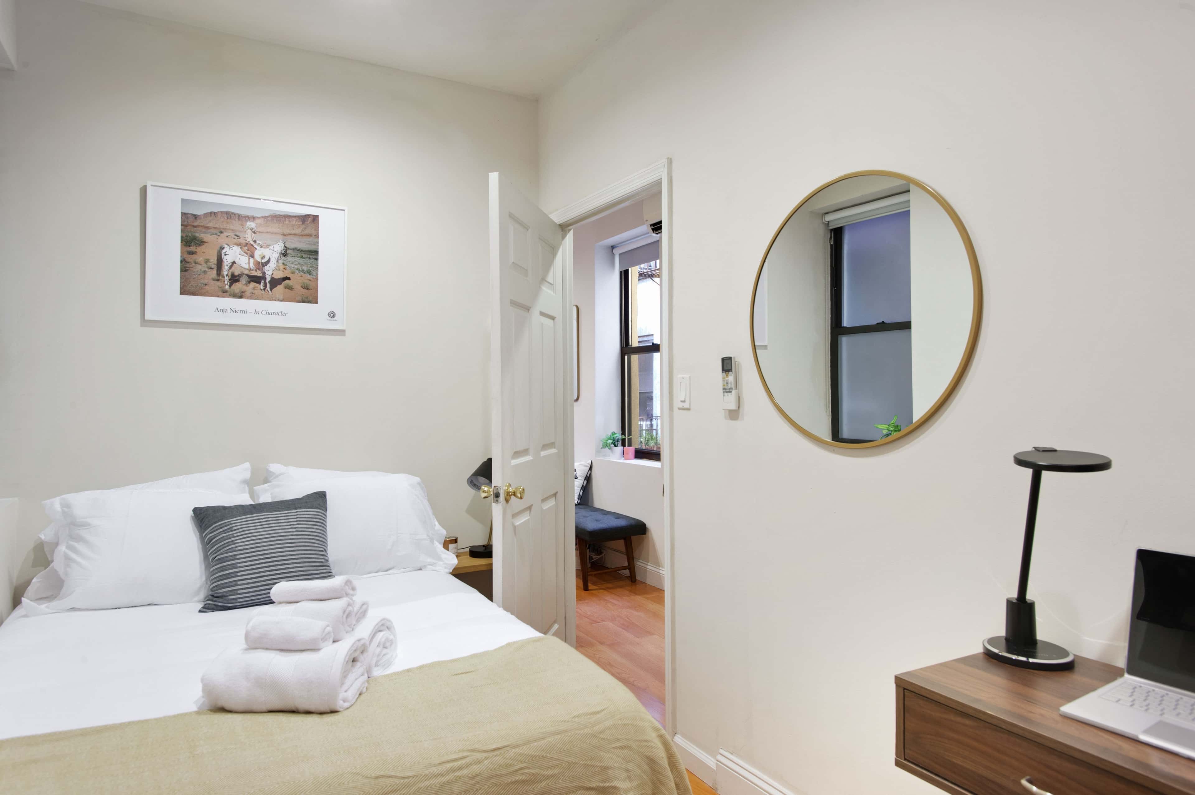 https://cloudfront.roomrs.com/11_3_R_Red_3_17b5d20650.jpg