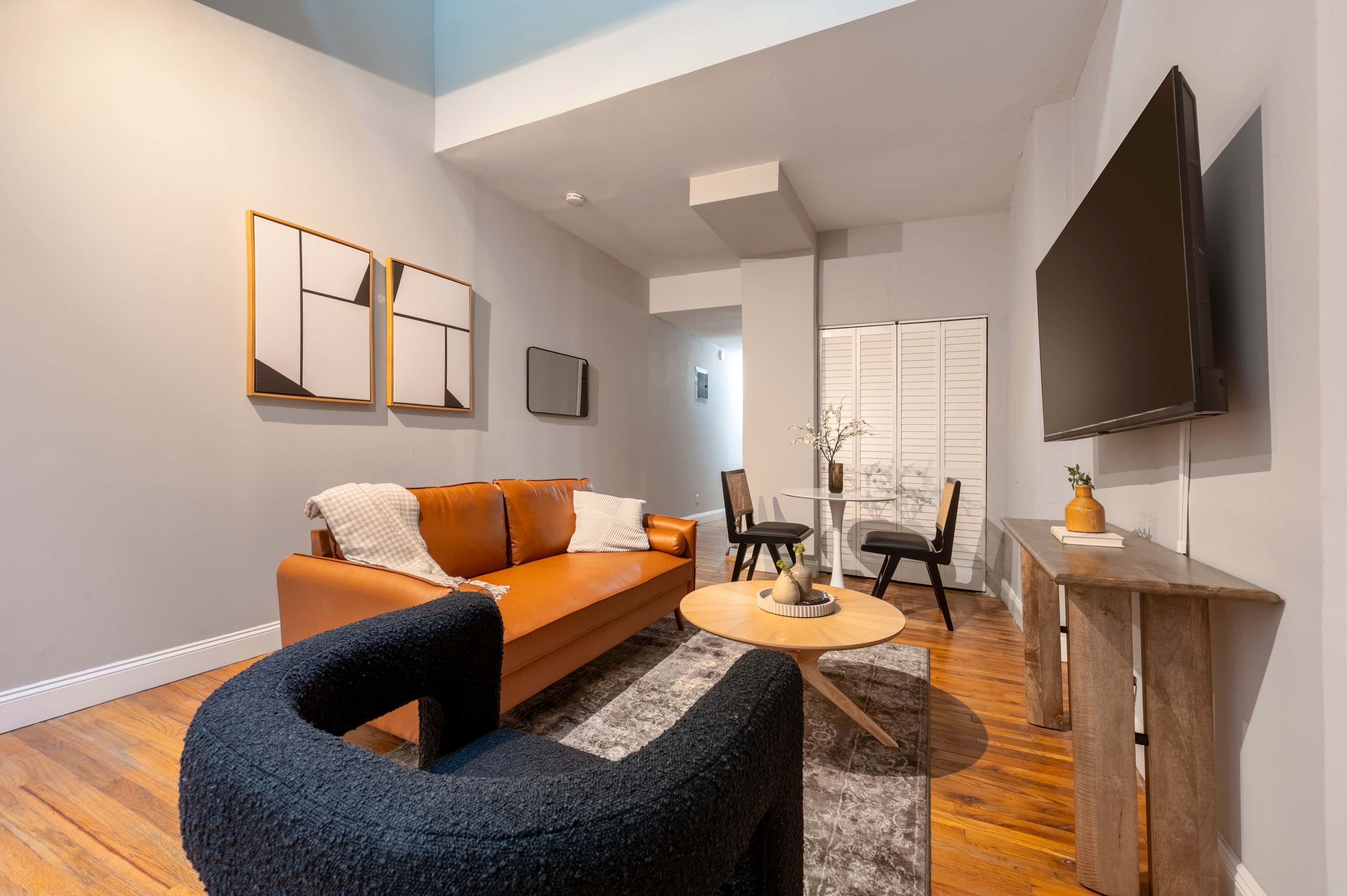 https://cloudfront.roomrs.com/161_1_L_Living_1_da09cc8ac1.jpg