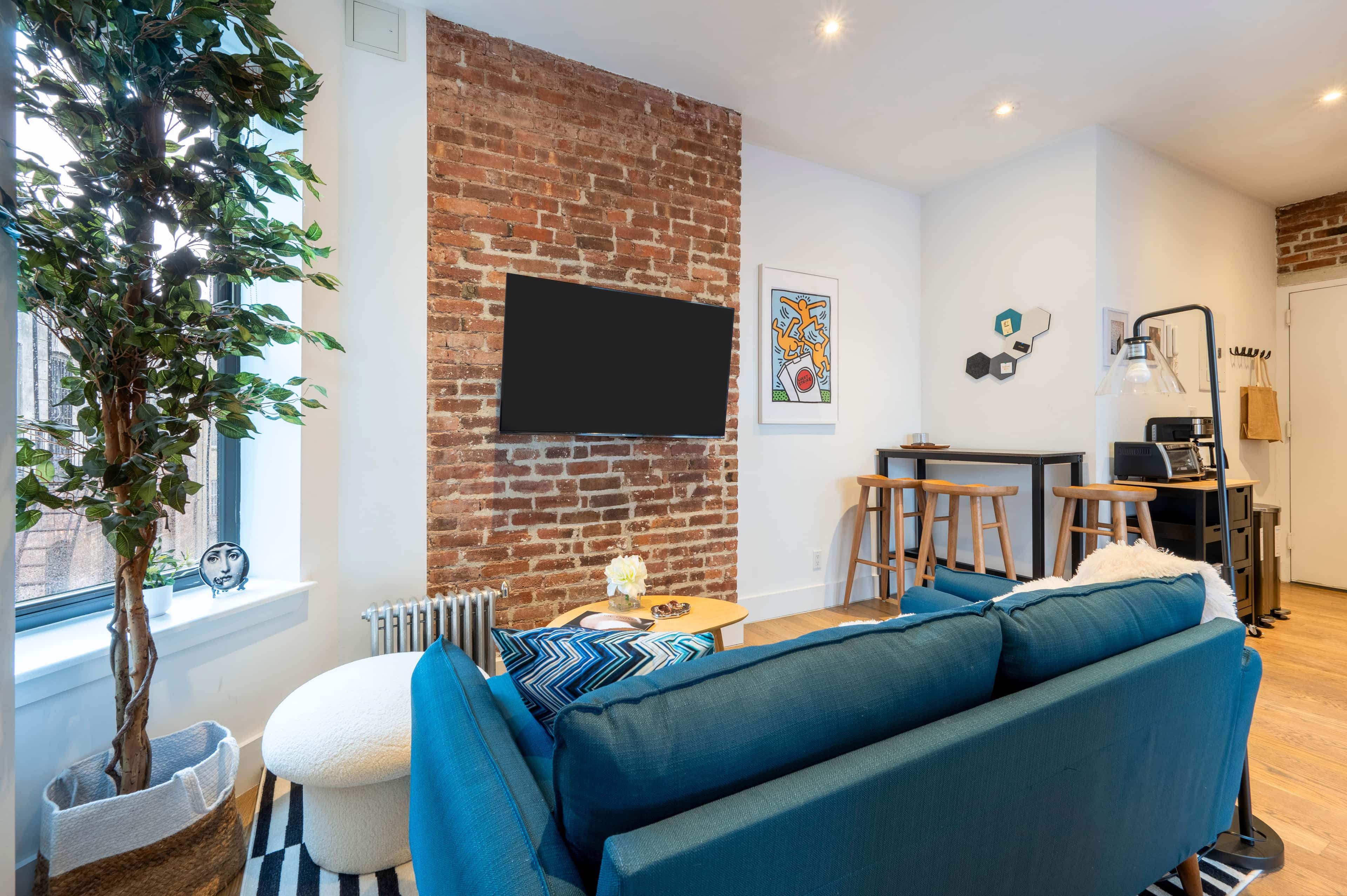 https://cloudfront.roomrs.com/210_18_Living_1_9732aeb8cf.jpg