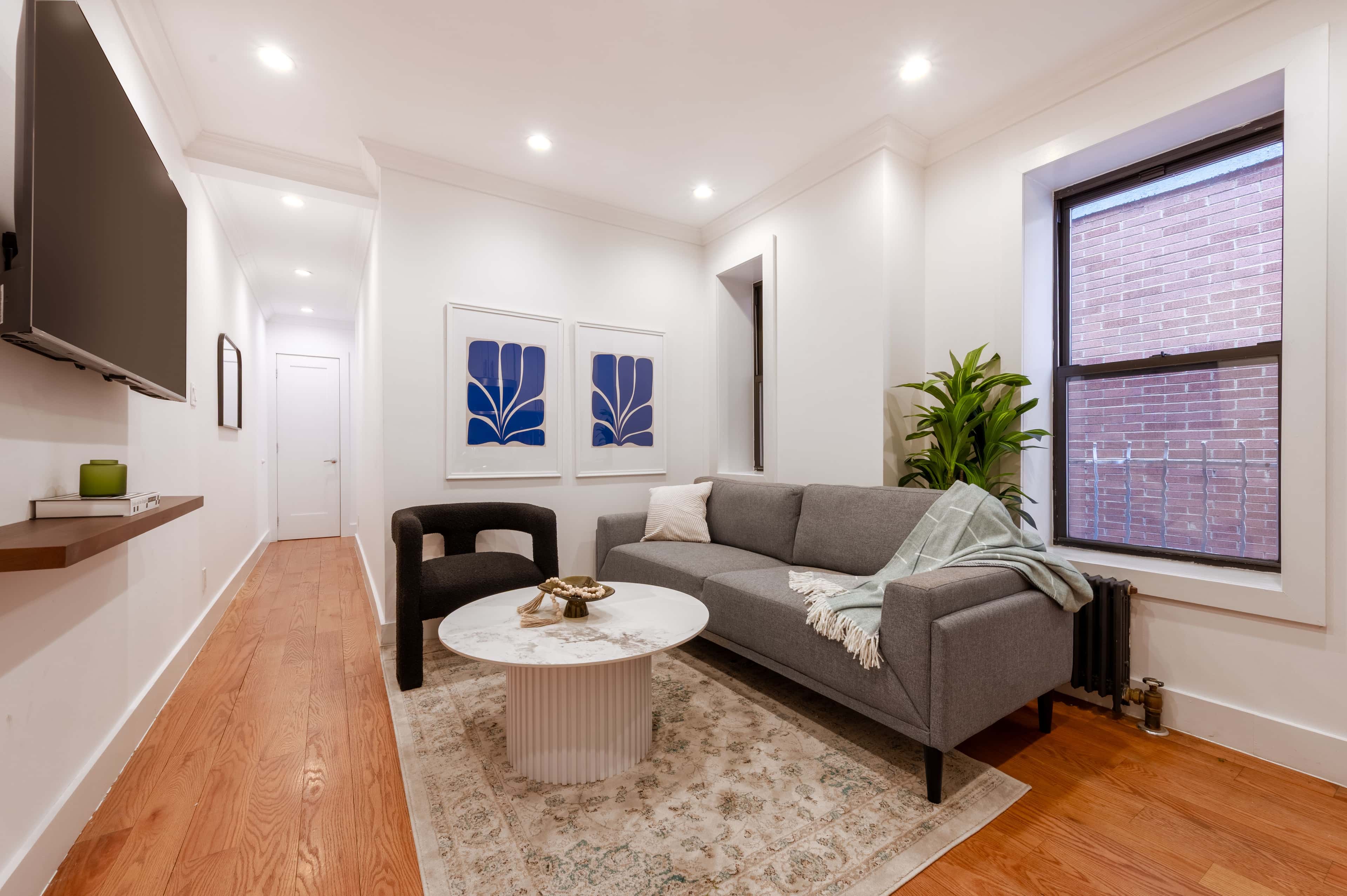 https://cloudfront.roomrs.com/409_9_Living_1_8ff34ddcdf.jpg