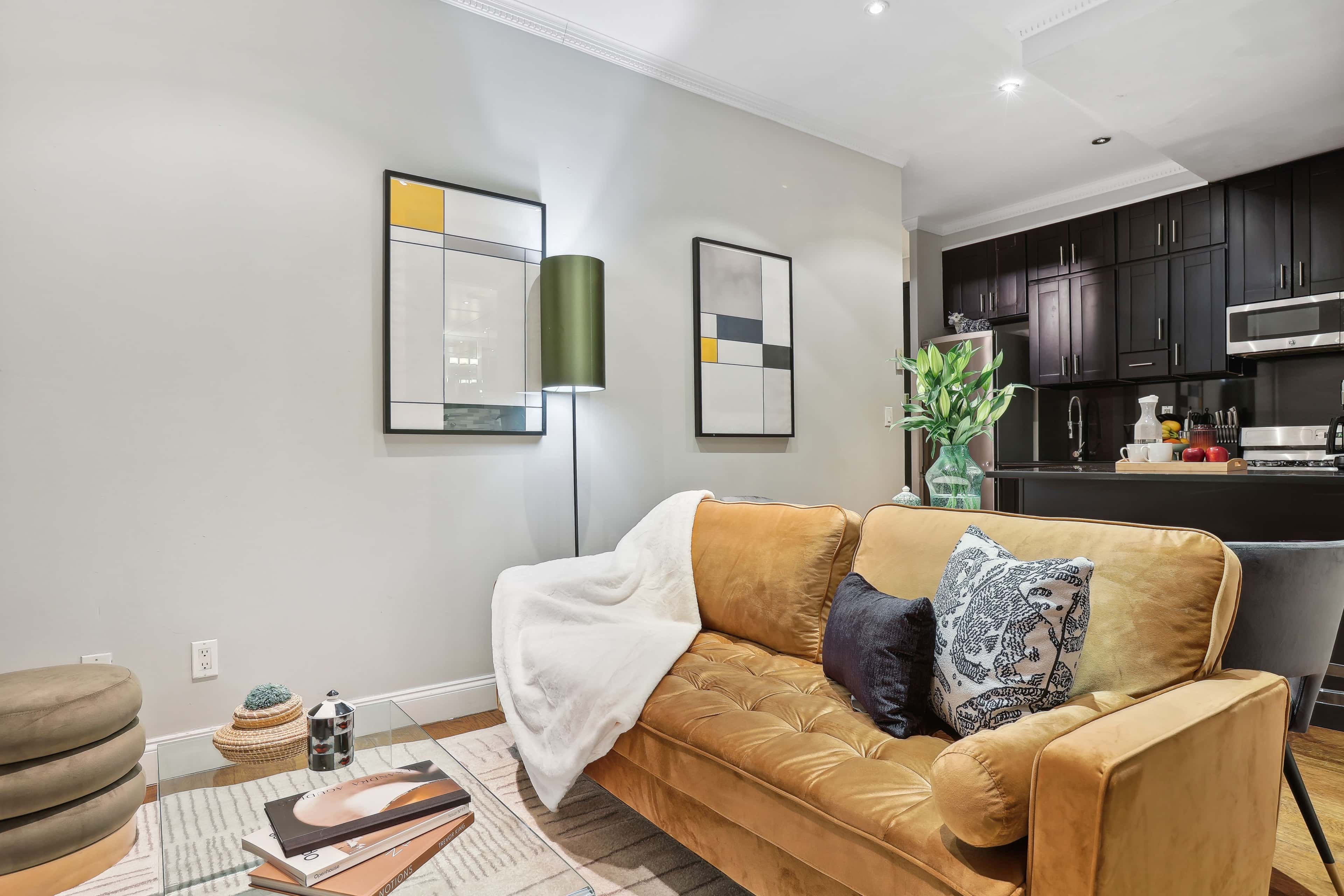 https://cloudfront.roomrs.com/434_1_Livingroom_1_7d0a837c80.jpg