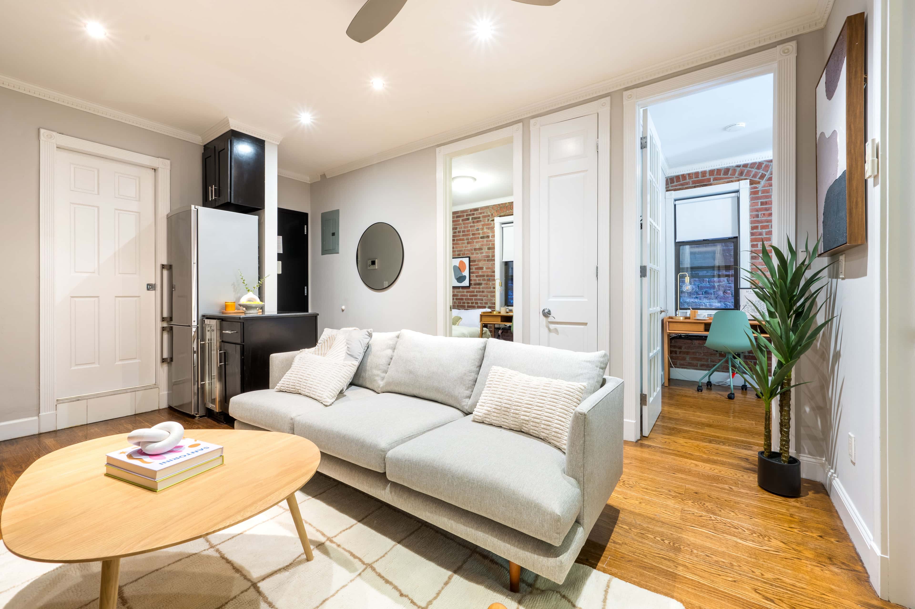 https://cloudfront.roomrs.com/434_6_Living_6_969dc16ccb.jpg