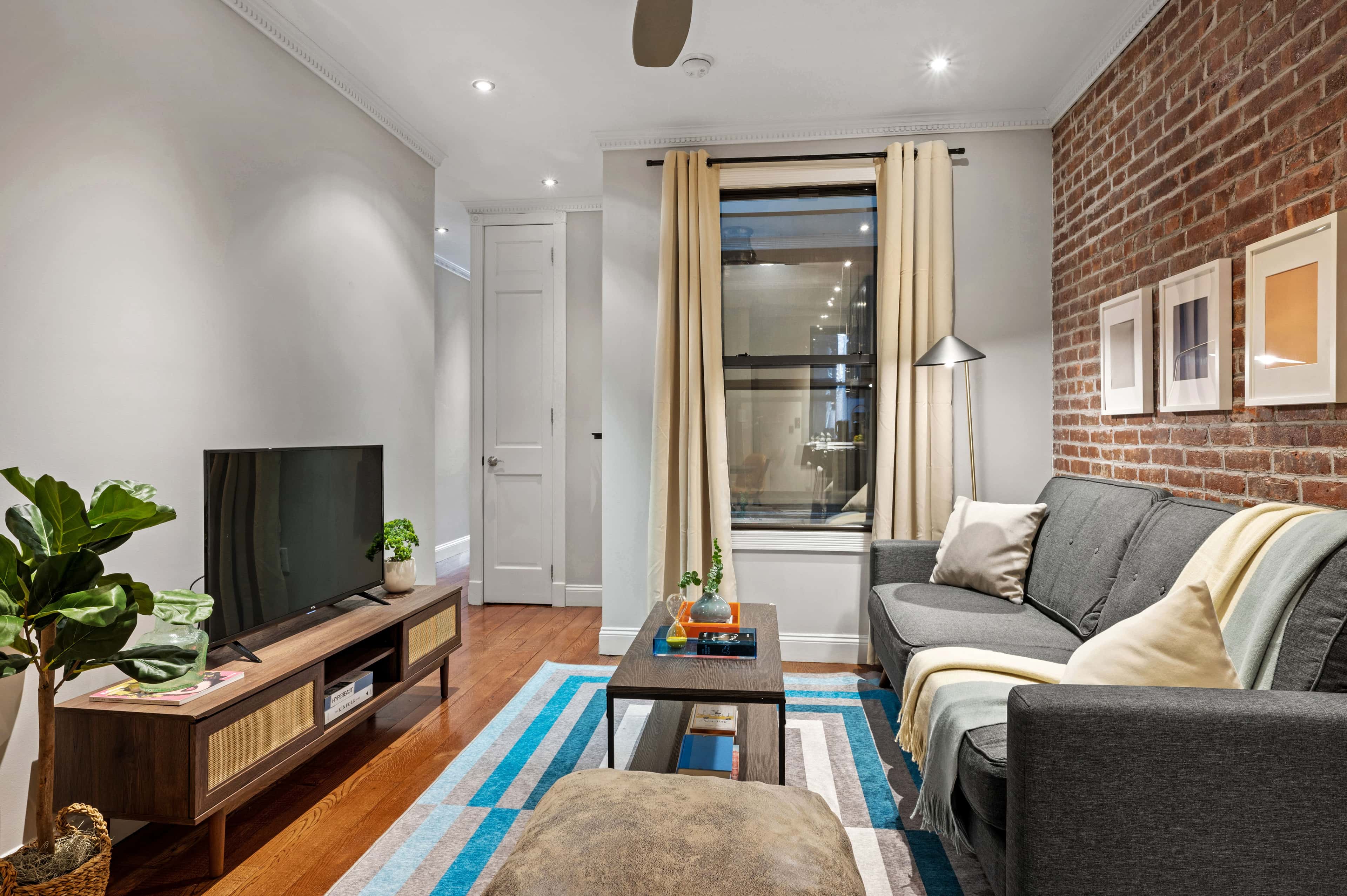 https://cloudfront.roomrs.com/436_4_B_Livingroom_1_40876f3043.jpg