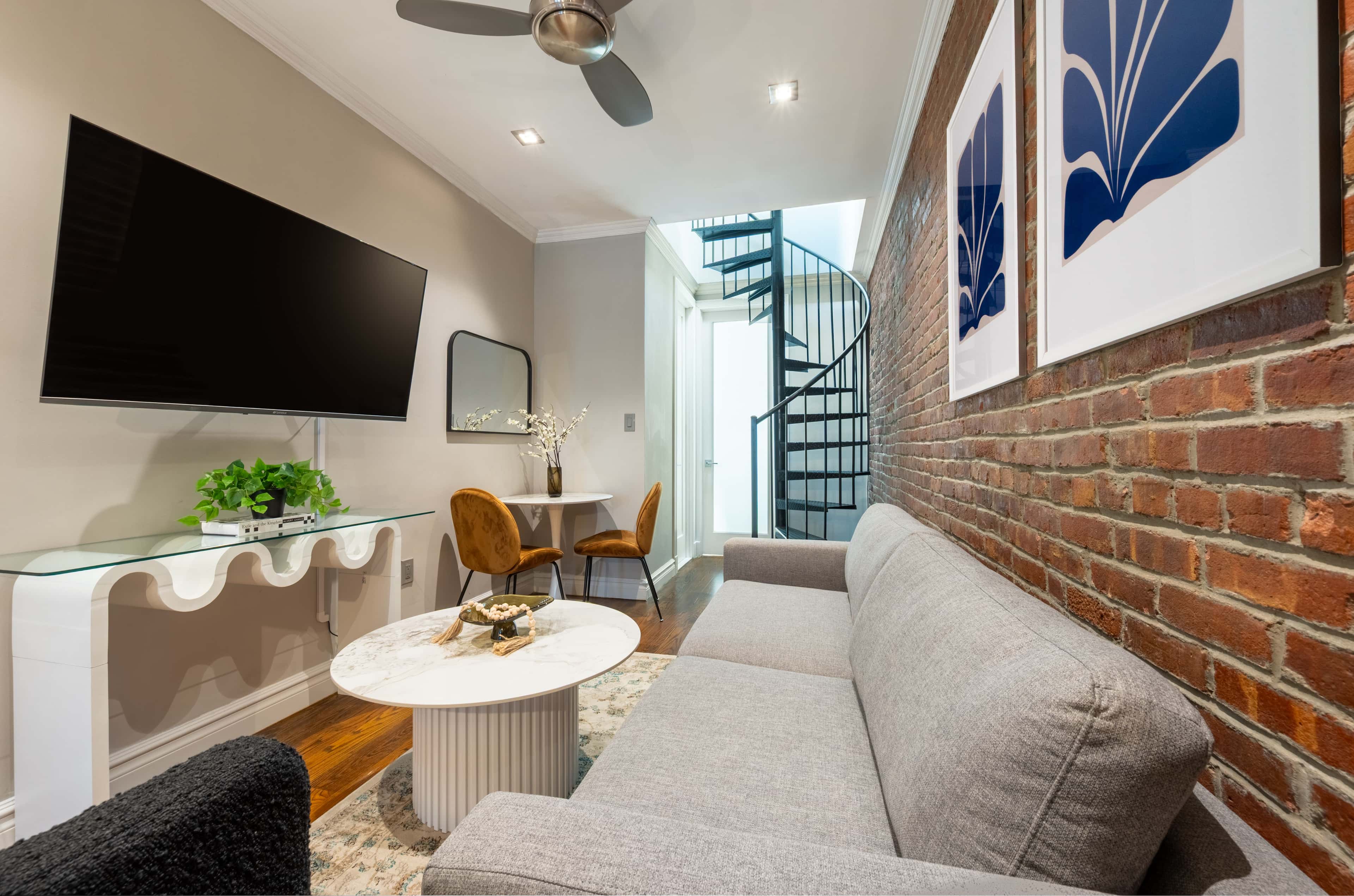 https://cloudfront.roomrs.com/439_4_FW_Living_1_7d496380b7.jpg