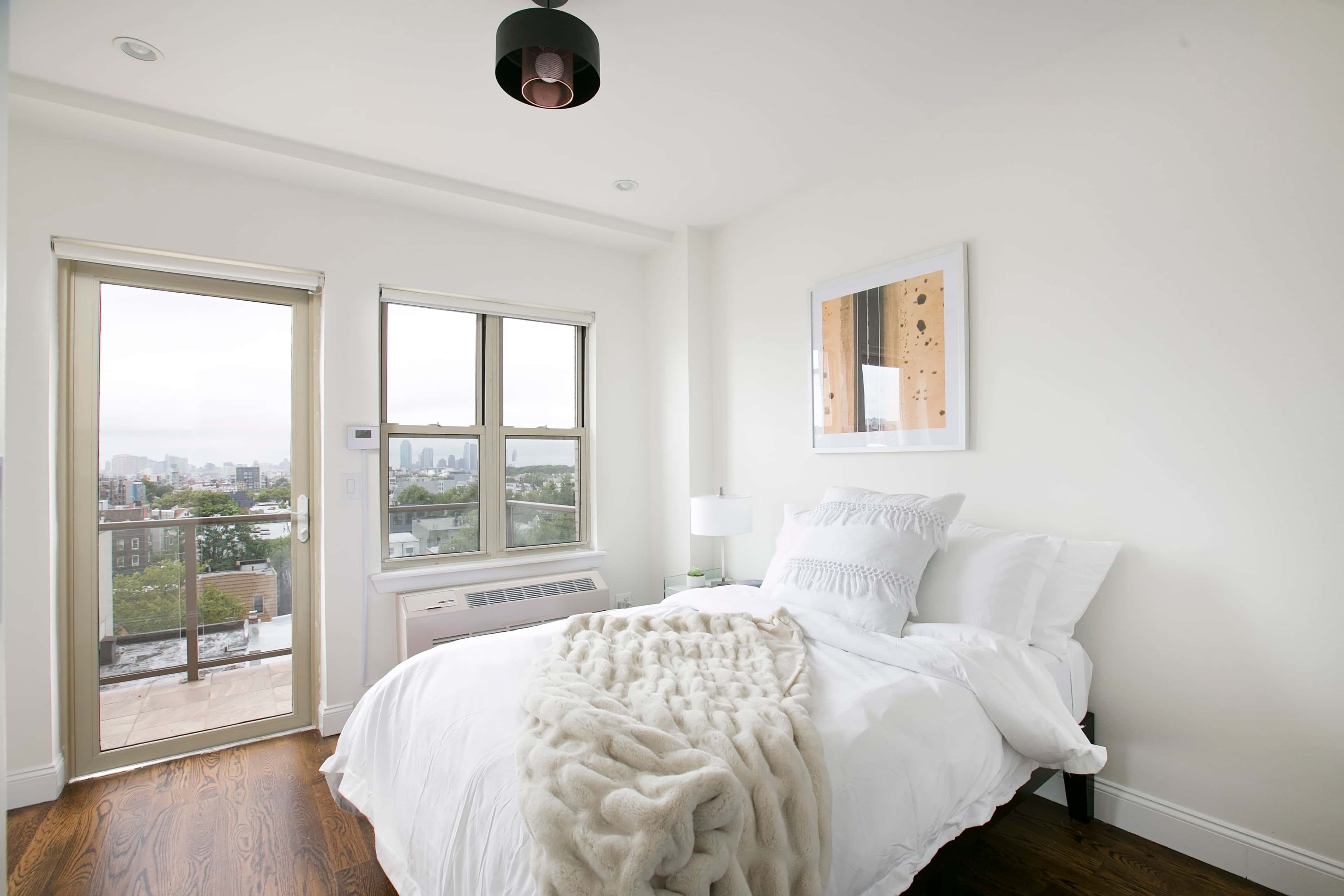 https://cloudfront.roomrs.com/651_6_Yellow_1_eb2dce2326.jpg
