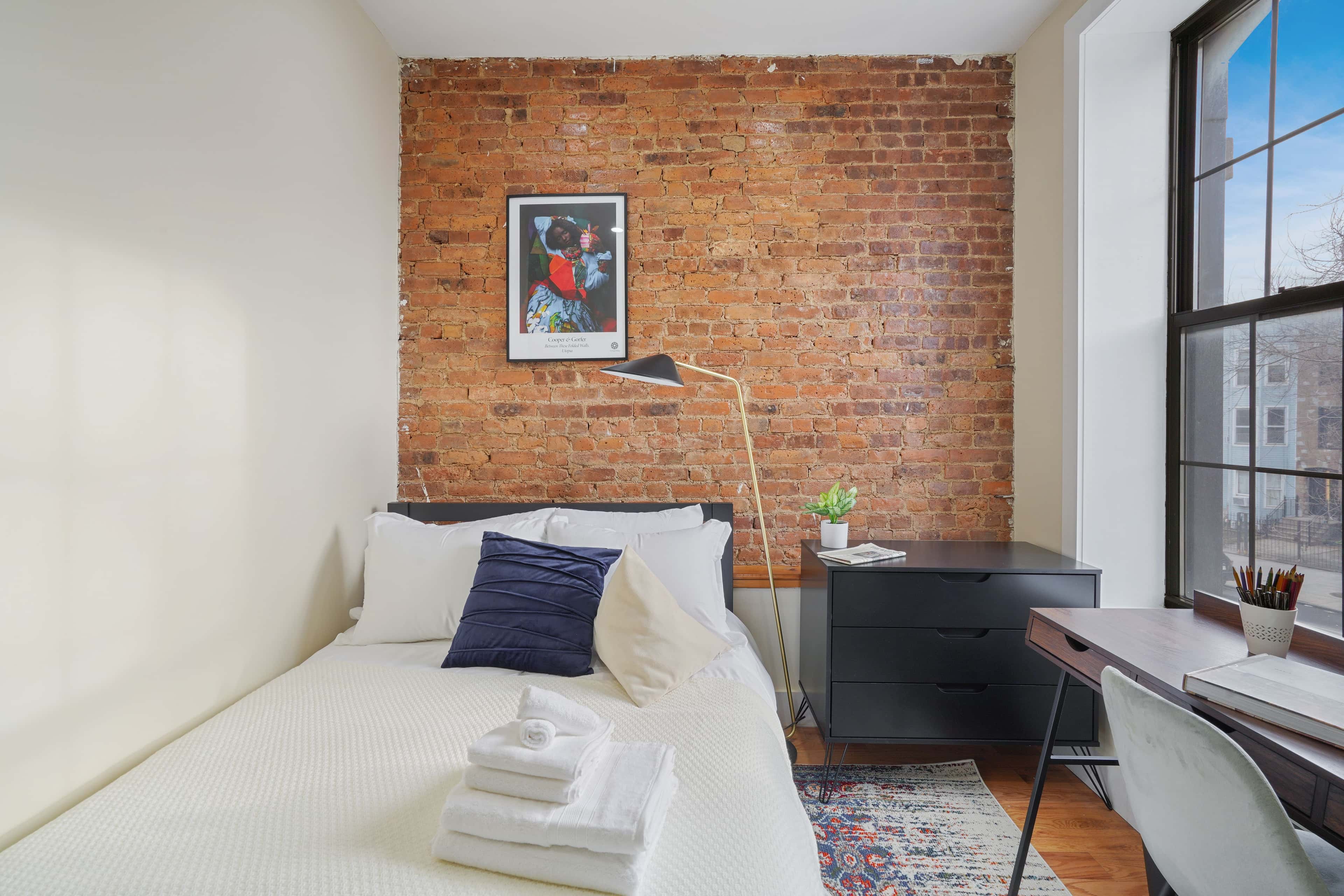 https://cloudfront.roomrs.com/737_2_Blue_3_6f05fa7bd8.jpg