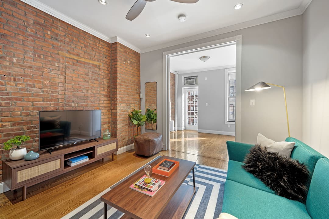https://cloudfront.roomrs.com/227_4_E_Livingroom_3_895edd7c39.jpg