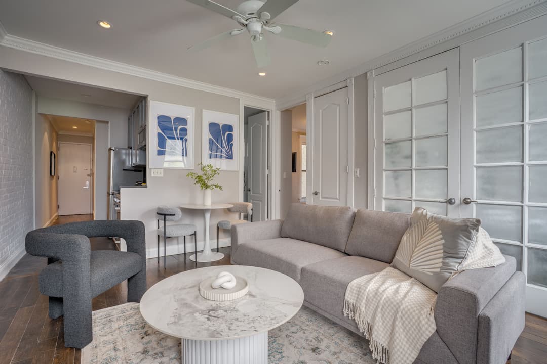 https://cloudfront.roomrs.com/340_2_A_Living_1_58b3ee6c88.jpg