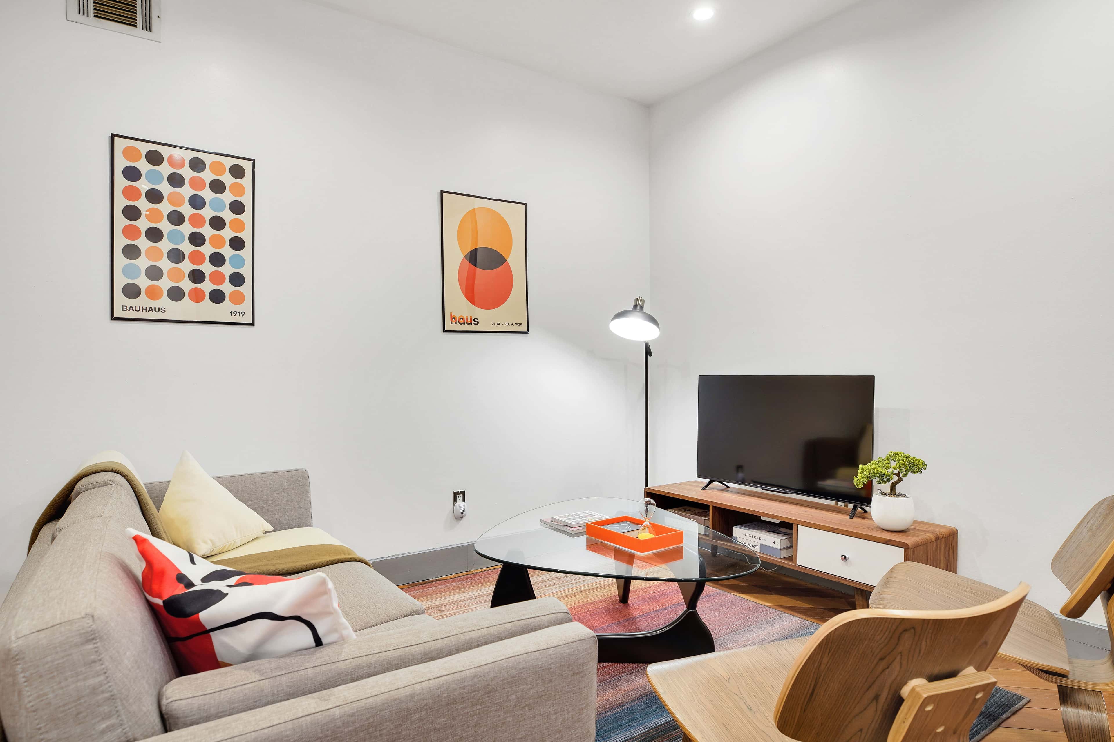 https://cloudfront.roomrs.com/138_1_L_Livingroom_1_825ced5e18.jpg