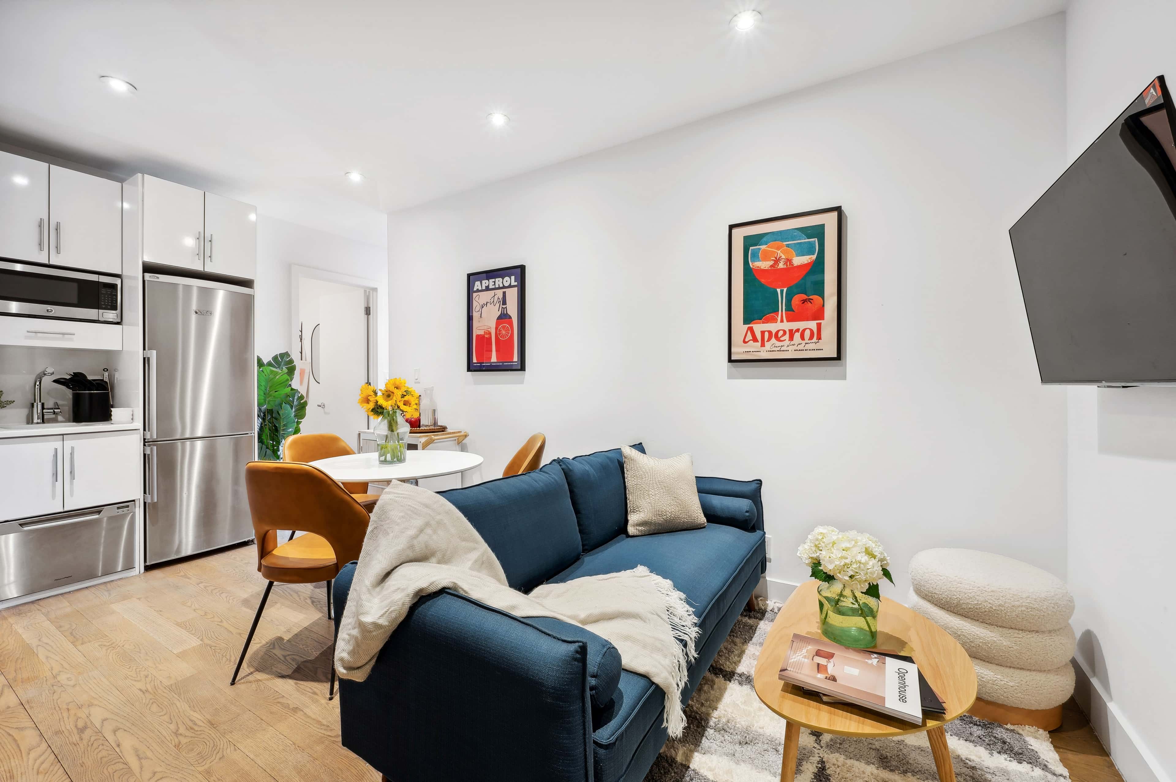 https://cloudfront.roomrs.com/210_4_Livingroom_1_b8b2b1be08.jpg