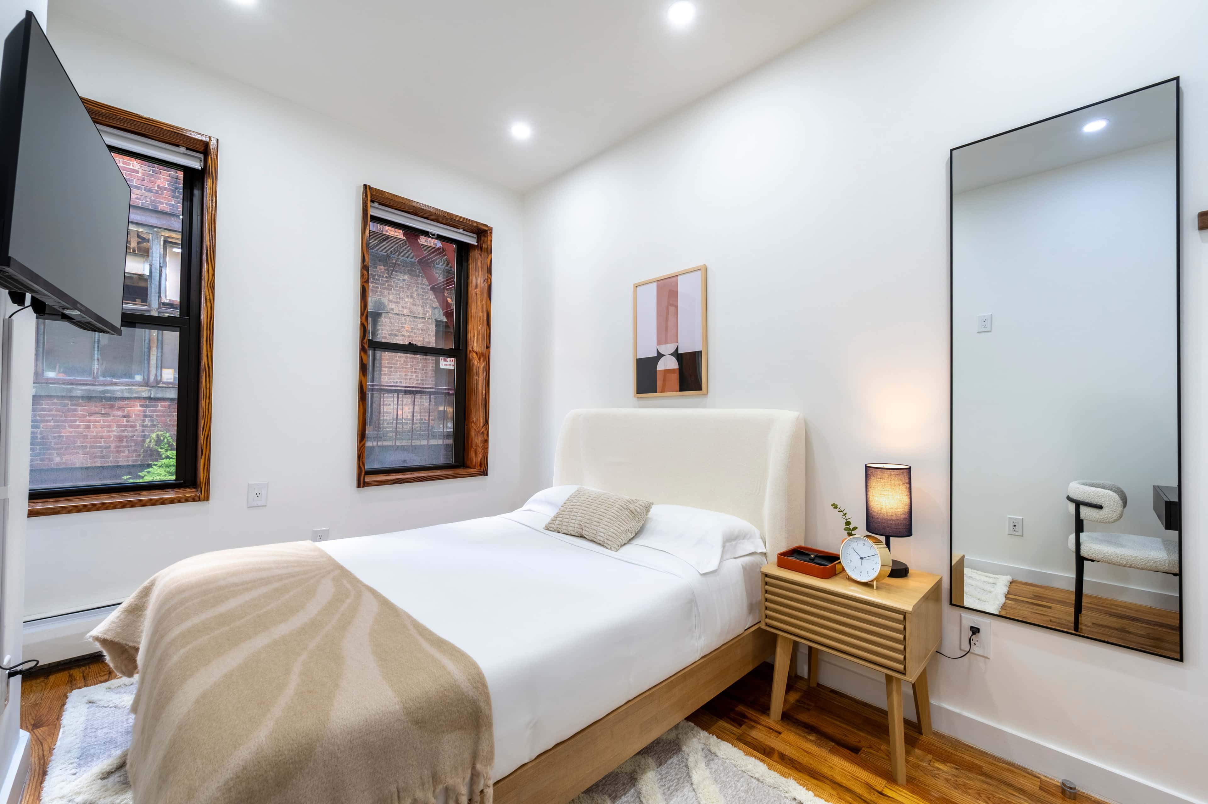 https://cloudfront.roomrs.com/340_4_F_Green_1_89496bf601.jpg