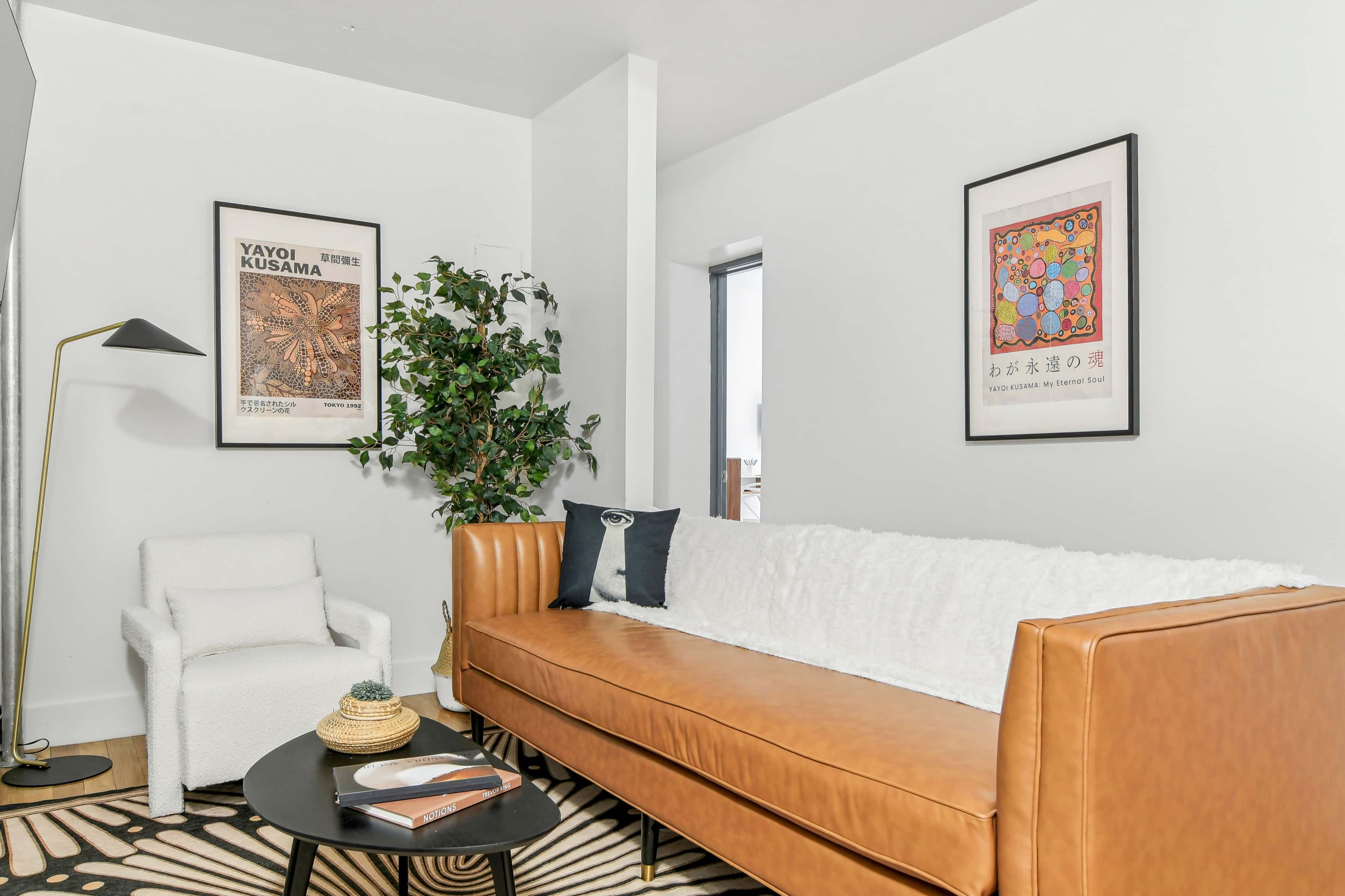 https://cloudfront.roomrs.com/561_24_Living_2_cf350c8118.jpg